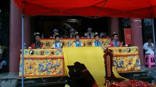 为什么在外面去世的人不能拉回家发丧？人死在外面为什么不能进家