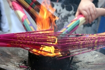 超度法事：中元节给去世的人烧纸，希望亲人能开心快乐